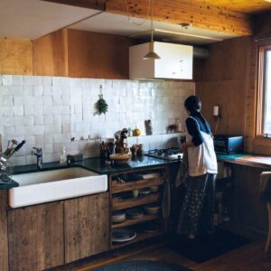 周囲の自然に溶け込む、部材の色に。菓子研究家・長田佳子さんの台所。 | 自然豊かな山梨県塩山で暮らしを楽しむ菓子研究家の長田佳子さん。中古物件を購入し、昭和風情の台所をリノベーション。ヨーロッパから輸入した部材を所々に利かせた。