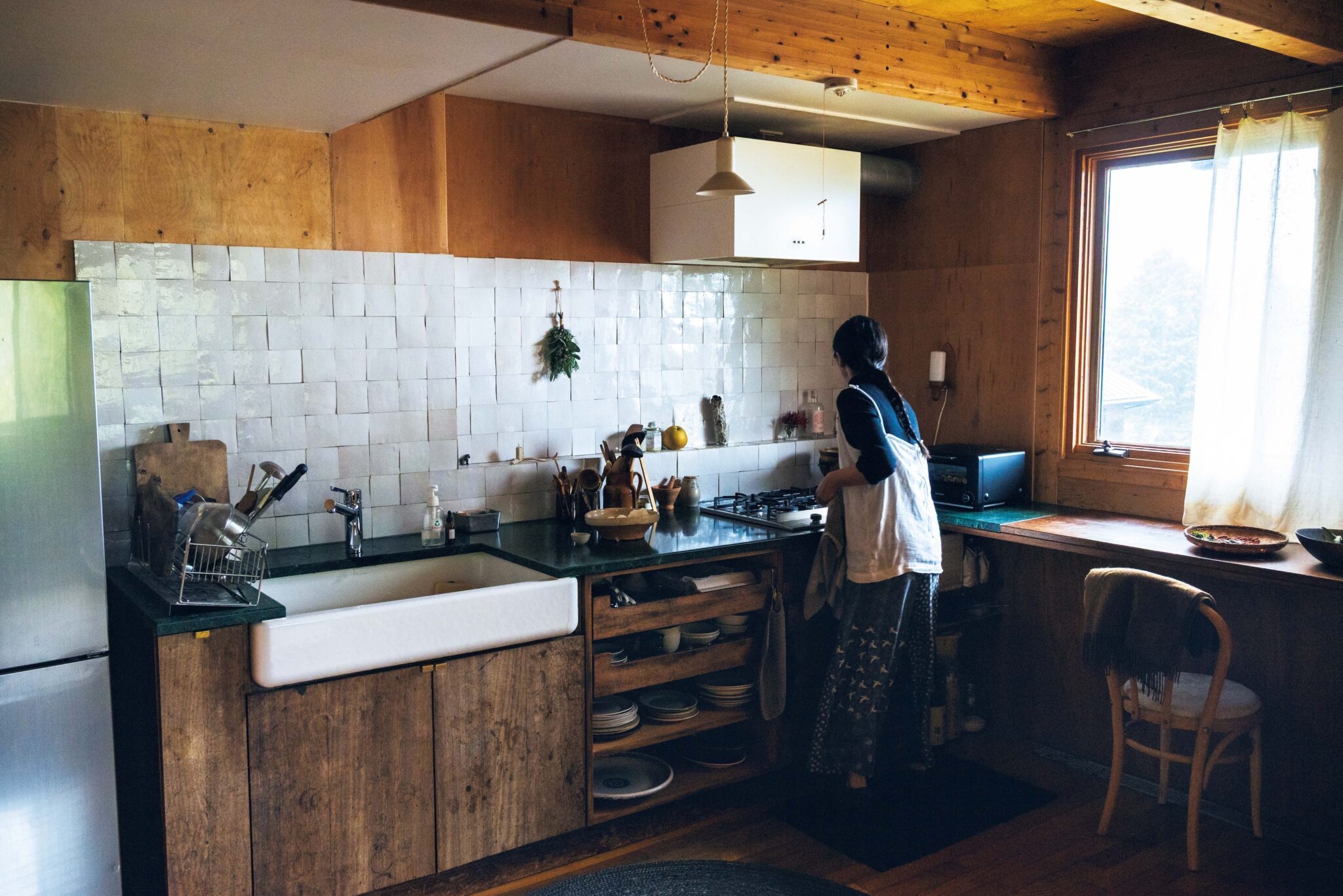 周囲の自然に溶け込む、部材の色に。菓子研究家・長田佳子さんの台所。