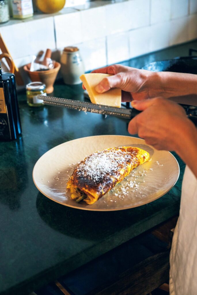 周囲の自然に溶け込む、部材の色に。菓子研究家・長田佳子さんの台所。 | よく作るオムレツ。具材はソテーしたたまねぎとじゃがいも、ドライトマト。〈バルミューダ〉のトースターでリベイクして食すことも。