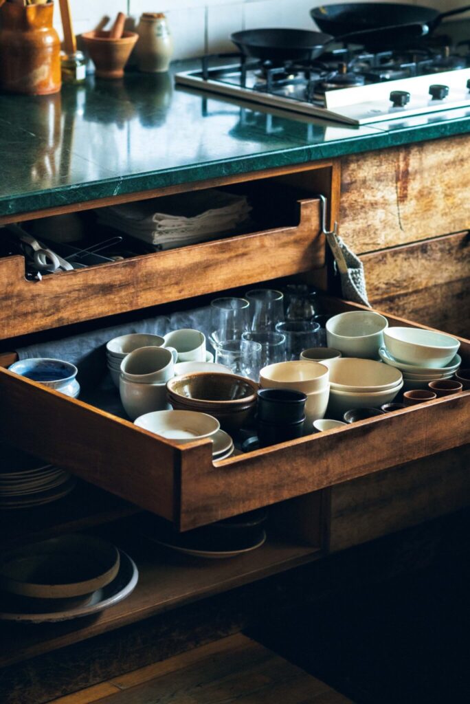 周囲の自然に溶け込む、部材の色に。菓子研究家・長田佳子さんの台所。 | イギリスの食堂で使われていたコーヒーテーブルの廃材を用いて造作した引き出し。