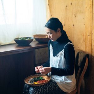 周囲の自然に溶け込む、部材の色に。菓子研究家・長田佳子さんの台所。