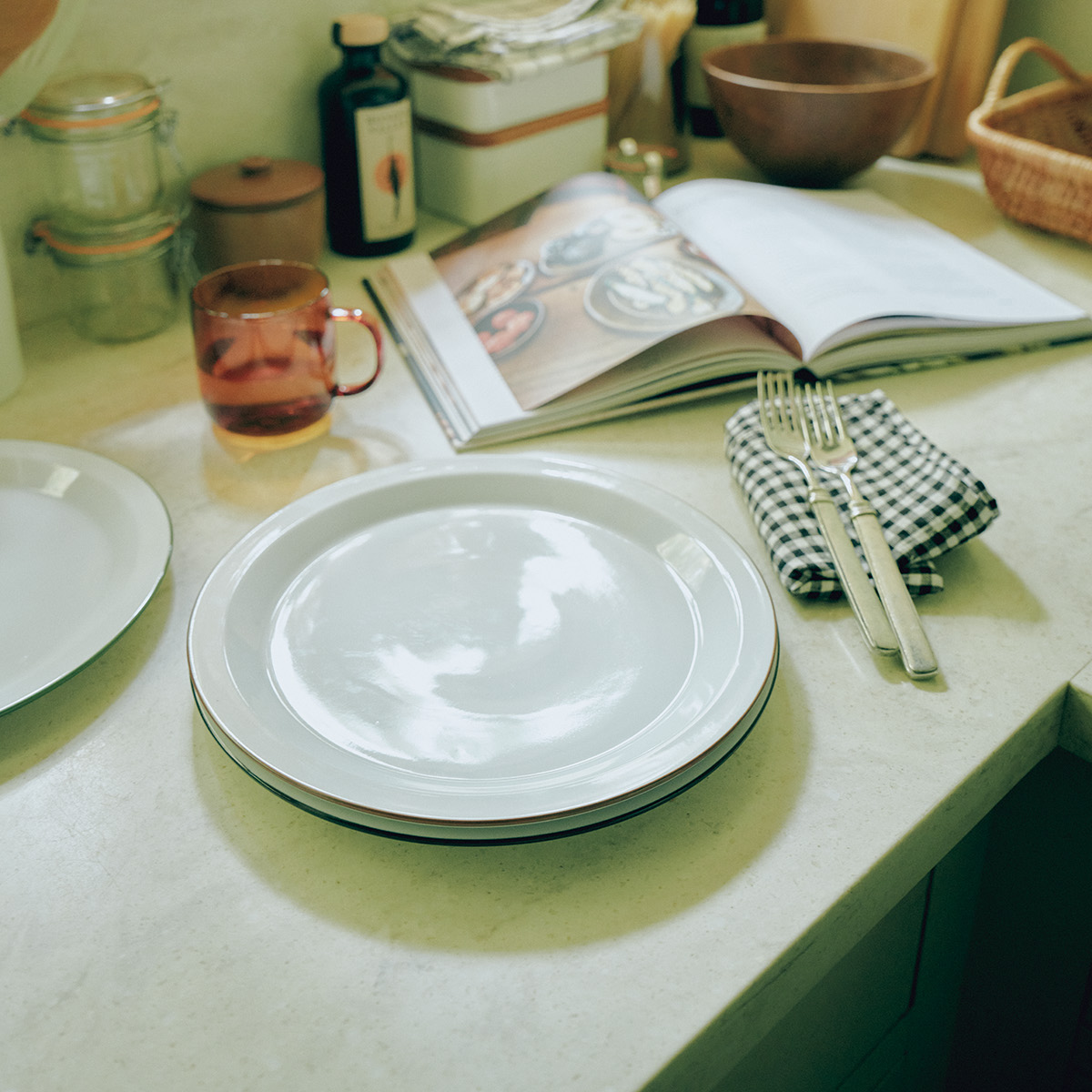 どんな料理ともよく合う、山野アンダーソン陽子が手がけた”コーズ”のラウンドプレート。