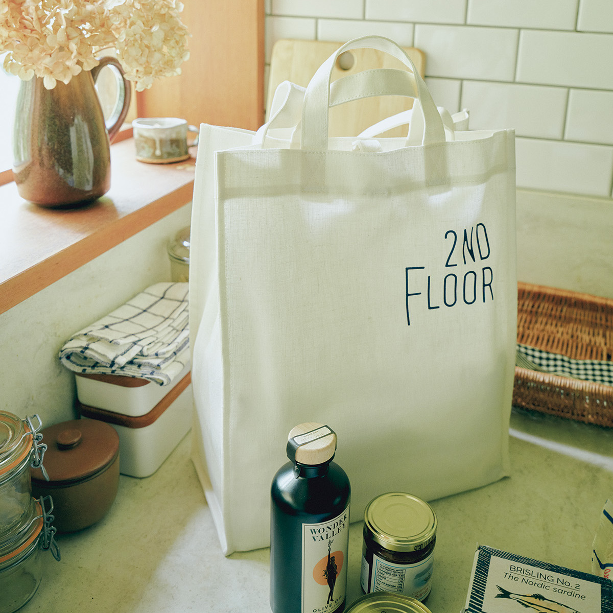 マーケットトートとしても優秀な、『セカンドフロア』のロゴ入りバッグ。