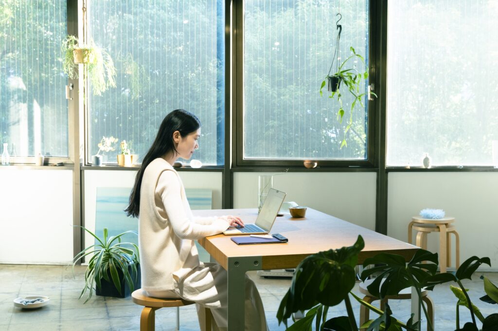 「プジョー 208」で街と海を行き来する。松本有未さんの車のある生活。 | 開業を控える『yunoia』で作業をする松本さん。お店には衣服や器など、生活にまつわる品々が並ぶ予定。大きな窓から光が差し込む、気持ちの良い空間だ。 「プジョー 208」で街と海を行き来する。松本有未さんの車のある生活。 | 開業を控える『yunoia』で作業をする松本さん。お店には衣服や器など、生活にまつわる品々が並ぶ予定。大きな窓から光が差し込む、気持ちの良い空間だ。