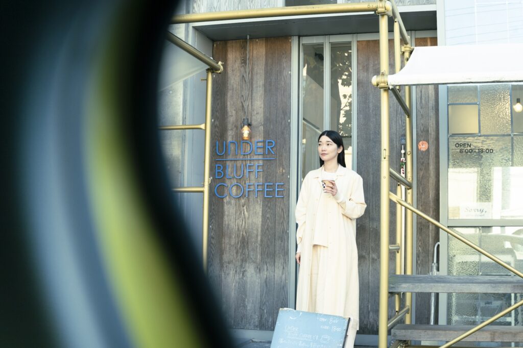 「プジョー 208」で街と海を行き来する。松本有未さんの車のある生活。 | 松本さんがいつも注文するのは「カフェラテ」(ホット¥540)。エスプレッソ用に焙煎された豆が使われている。「コーヒーとミルクのバランスが絶妙です」 「プジョー 208」で街と海を行き来する。松本有未さんの車のある生活。 | 松本さんがいつも注文するのは「カフェラテ」(ホット¥540)。エスプレッソ用に焙煎された豆が使われている。「コーヒーとミルクのバランスが絶妙です」