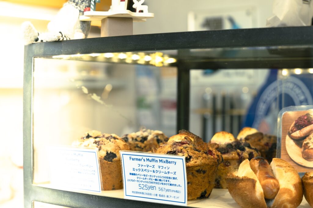 「プジョー 208」で街と海を行き来する。松本有未さんの車のある生活。 | 店内には、厨房で焼き上げたマフィンやスコーン、クッキーなど、出来たての焼き菓子が順次並ぶ。近くの『ブラフベーカリー』から毎朝届く、焼きたてのパンも名物。 「プジョー 208」で街と海を行き来する。松本有未さんの車のある生活。 | 店内には、厨房で焼き上げたマフィンやスコーン、クッキーなど、出来たての焼き菓子が順次並ぶ。近くの『ブラフベーカリー』から毎朝届く、焼きたてのパンも名物。