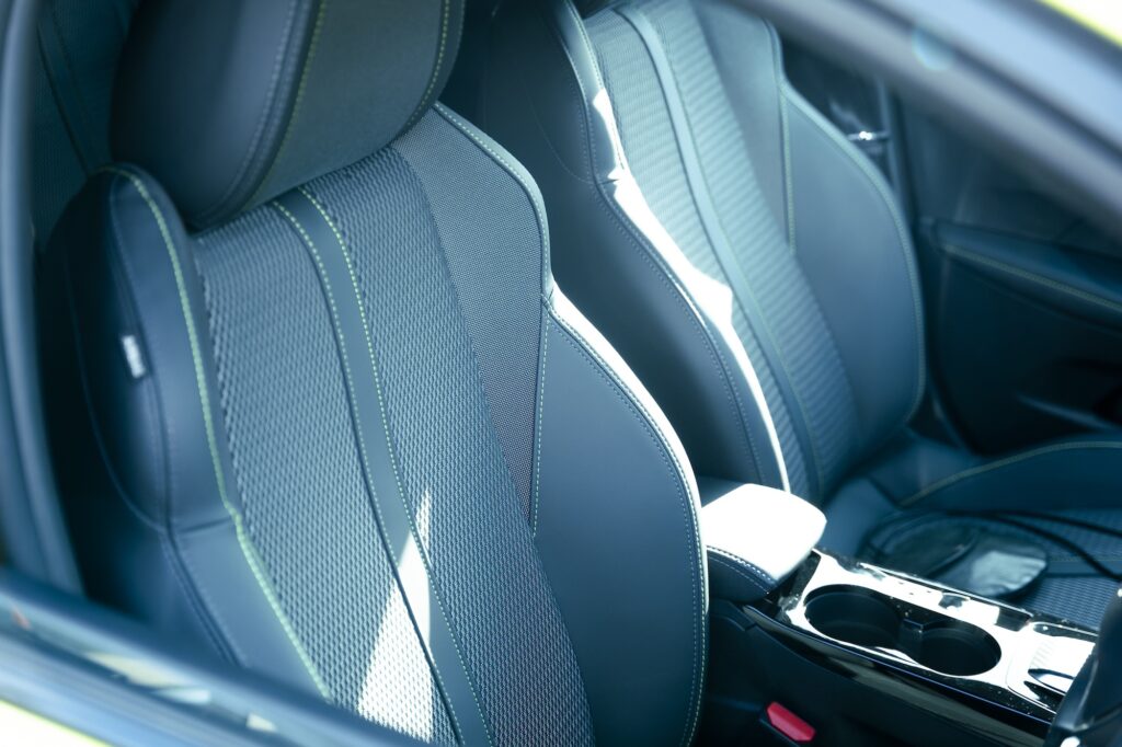 「プジョー 208」で街と海を行き来する。松本有未さんの車のある生活。 | バケットタイプのシートには、ライトグリーンのステッチが施されており、ボディカラーのアゲダ・イエローとの統一感がとられている。 「プジョー 208」で街と海を行き来する。松本有未さんの車のある生活。 | バケットタイプのシートには、ライトグリーンのステッチが施されており、ボディカラーのアゲダ・イエローとの統一感がとられている。