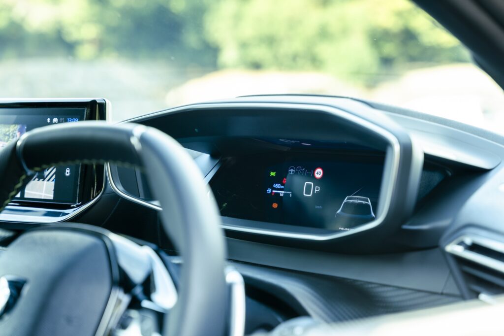 「プジョー 208」で街と海を行き来する。松本有未さんの車のある生活。 | インストルメントパネルは高い位置にレイアウトされ、自然と視界に入るように。デジタル表示のメーター類がミニマルなデザインでまとまっている。 「プジョー 208」で街と海を行き来する。松本有未さんの車のある生活。 | インストルメントパネルは高い位置にレイアウトされ、自然と視界に入るように。デジタル表示のメーター類がミニマルなデザインでまとまっている。