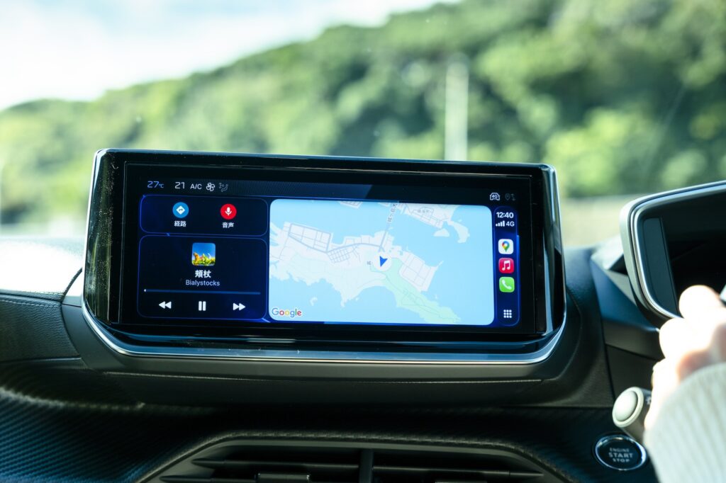 「プジョー 208」で街と海を行き来する。松本有未さんの車のある生活。 | 10インチのタッチスクリーン。スマートフォンと接続することで、Apple CarPlayやAndroid Autoに対応したアプリケーションも使用できる。 「プジョー 208」で街と海を行き来する。松本有未さんの車のある生活。 | 10インチのタッチスクリーン。スマートフォンと接続することで、Apple CarPlayやAndroid Autoに対応したアプリケーションも使用できる。