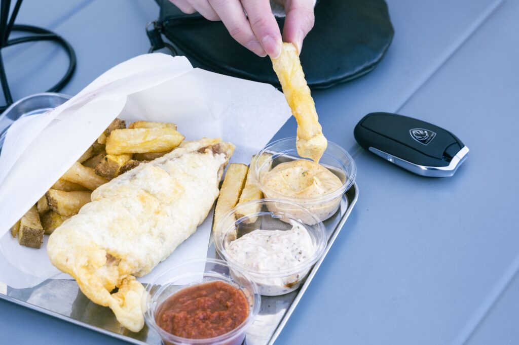 「プジョー 208」で街と海を行き来する。松本有未さんの車のある生活。 | 大トロを使った「フィッシュ&チップス」(レギュラー¥950)。オリジナルスパイスを元に手作りしたサルサ、カレーマヨ、タルタルのディップソース3種(各¥165)もセットに。「大トロのフィッシュフライは驚くほどジューシー。ポテトもホクホクでおいしい」。横に置いた車のキーには、2021年に登場した新ロゴがあしらわれている。 「プジョー 208」で街と海を行き来する。松本有未さんの車のある生活。 | 大トロを使った「フィッシュ&チップス」(レギュラー¥950)。オリジナルスパイスを元に手作りしたサルサ、カレーマヨ、タルタルのディップソース3種(各¥165)もセットに。「大トロのフィッシュフライは驚くほどジューシー。ポテトもホクホクでおいしい」。横に置いた車のキーには、2021年に登場した新ロゴがあしらわれている。