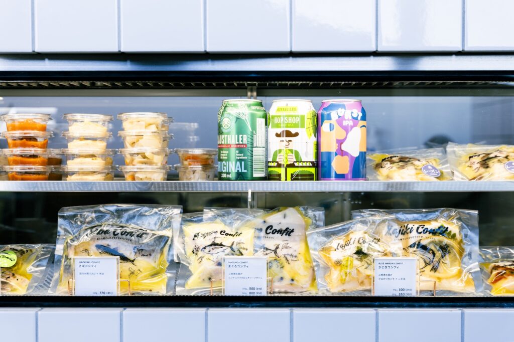 「プジョー 208」で街と海を行き来する。松本有未さんの車のある生活。 | 『FISHSTAND』には、まぐろのコンフィやクラフトビールなど、まぐろを使った食料品やまぐろに合う商品も並ぶ。 「プジョー 208」で街と海を行き来する。松本有未さんの車のある生活。 | 『FISHSTAND』には、まぐろのコンフィやクラフトビールなど、まぐろを使った食料品やまぐろに合う商品も並ぶ。