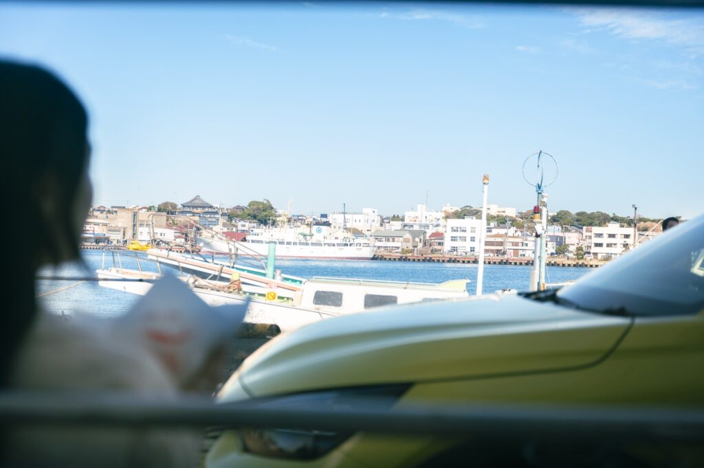 「プジョー 208」で街と海を行き来する。松本有未さんの車のある生活。 | テラス席からは、神奈川・三崎の港町が望める。「三崎の海は波が穏やかで、眺めていると気分もすっと落ち着きます」 「プジョー 208」で街と海を行き来する。松本有未さんの車のある生活。 | テラス席からは、神奈川・三崎の港町が望める。「三崎の海は波が穏やかで、眺めていると気分もすっと落ち着きます」