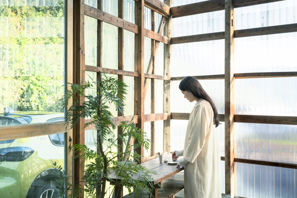 「プジョー 208」で街と海を行き来する。松本有未さんの車のある生活。 | 自身がディレクションしたインセンスをたく松本さん。「ここは、写真家や作家の方に、展覧会やイベントを行う場所として使ってもらうことが多いです。ゆったりとした時間が流れる空間で、私自身、気分転換によく訪れます。お香をたいたり、お茶を淹れたりして、心を整える大事なひととき」 「プジョー 208」で街と海を行き来する。松本有未さんの車のある生活。 | 自身がディレクションしたインセンスをたく松本さん。「ここは、写真家や作家の方に、展覧会やイベントを行う場所として使ってもらうことが多いです。ゆったりとした時間が流れる空間で、私自身、気分転換によく訪れます。お香をたいたり、お茶を淹れたりして、心を整える大事なひととき」