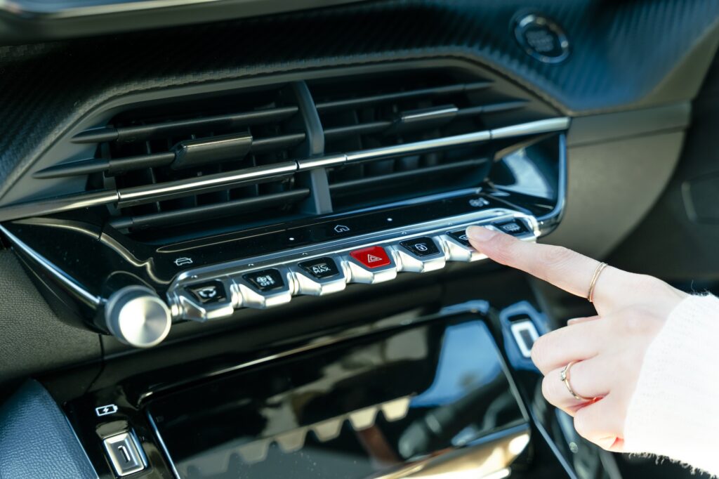 「プジョー 208」で街と海を行き来する。松本有未さんの車のある生活。 | ダッシュボードの中央には、ハザードやドアロックなどの各種機能がトグルタイプのスイッチで一列に並ぶ。 「プジョー 208」で街と海を行き来する。松本有未さんの車のある生活。 | ダッシュボードの中央には、ハザードやドアロックなどの各種機能がトグルタイプのスイッチで一列に並ぶ。
