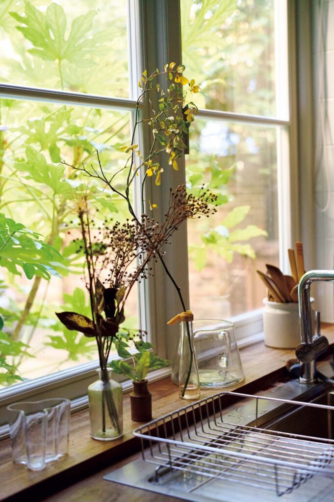 145_p078-085_マーガレット・ハウエル_03 | 夕方に散歩することが多いと話すマーガレット。道端や公園に落ちている、ユニークな形をした枝や草花を見つけると持ち帰り、家に飾っている。キッチンの窓際にも。