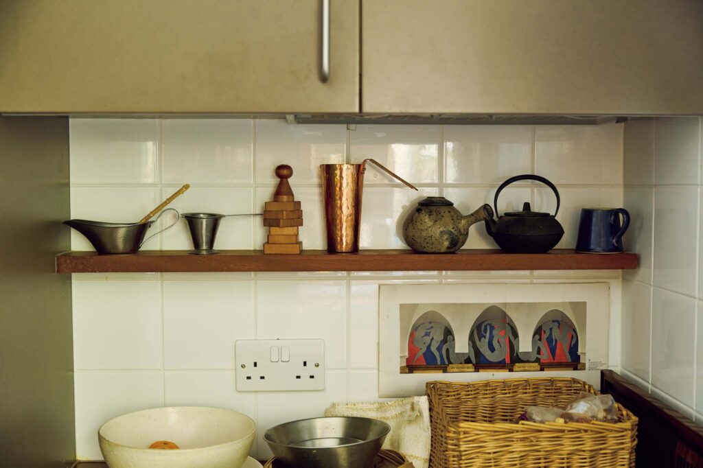 145_p078-085_マーガレット・ハウエル_16 | 毎日目に触れる場所に置いておきたいお気に入りを集めたコーナー。〈デンビー〉のカップや〈空間鋳造〉の鉄瓶、日本の茶器、酒器、木製のナプキンホルダーなどが並ぶ。