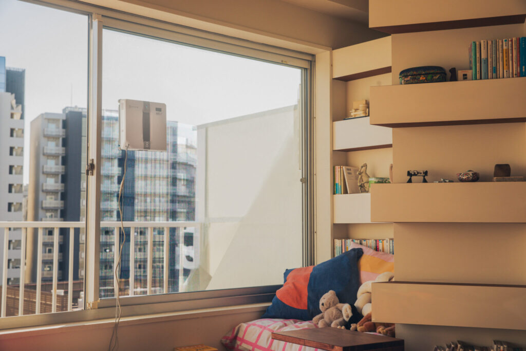 きれいな窓で、新しい年を。大切な人にも贈りたくなる、〈エコバックス〉の窓掃除ロボット。 きれいな窓で、新しい年を。大切な人にも贈りたくなる、〈エコバックス〉の窓掃除ロボット。