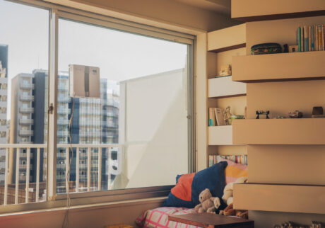 きれいな窓で、新しい年を。大切な人にも贈りたくなる、〈エコバックス〉の窓掃除ロボット。 きれいな窓で、新しい年を。大切な人にも贈りたくなる、〈エコバックス〉の窓掃除ロボット。