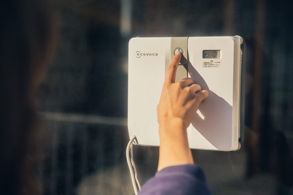 「WINBOT MINI」はシンプルな機能が魅力。電源をつなぎ、スタートボタンを長押しすると、自動で窓の形状を検知し、最適なルートを選んで走行。掃除を終えると、最初の位置まで戻ってくる。 「WINBOT MINI」はシンプルな機能が魅力。電源をつなぎ、スタートボタンを長押しすると、自動で窓の形状を検知し、最適なルートを選んで走行。掃除を終えると、最初の位置まで戻ってくる。