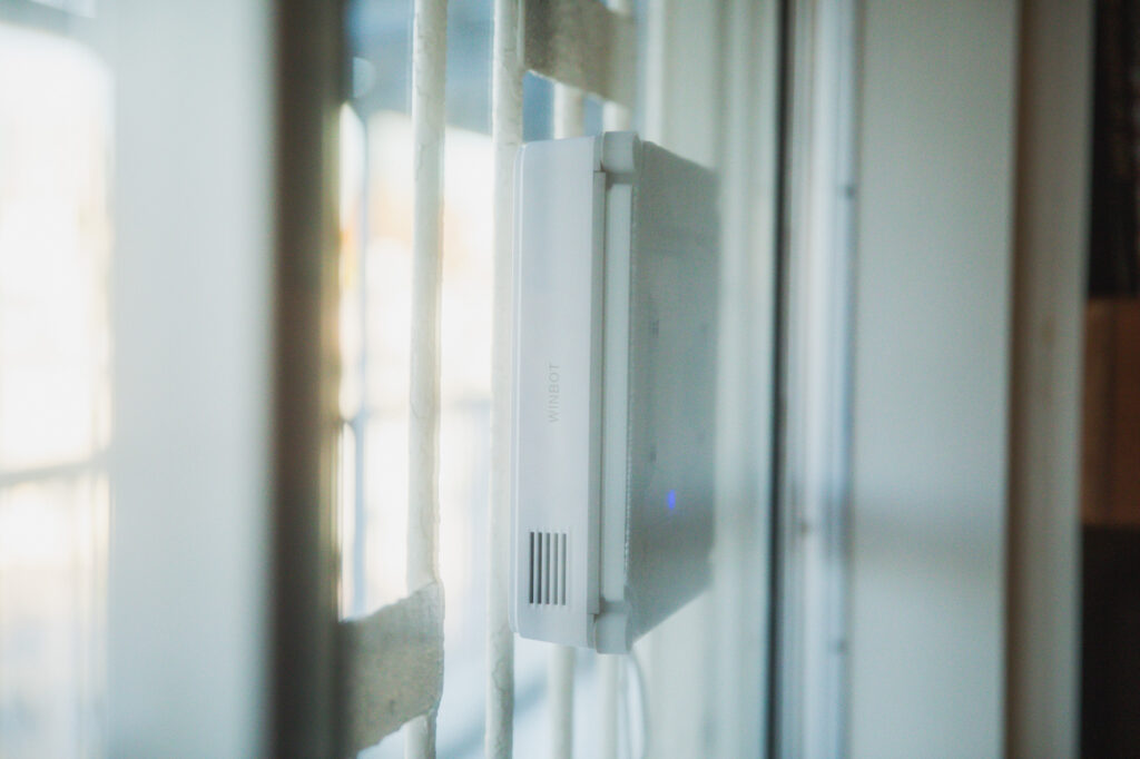 厚さが55mmとスリムなので、窓と格子の間など狭いスペースにも対応。 厚さが55mmとスリムなので、窓と格子の間など狭いスペースにも対応。