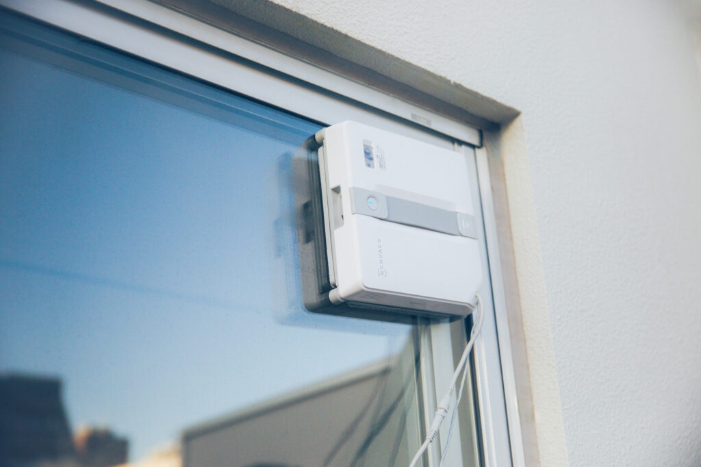 高い位置や窓枠の隅など、手が届きにくい部分まで難なくカバーする。 高い位置や窓枠の隅など、手が届きにくい部分まで難なくカバーする。