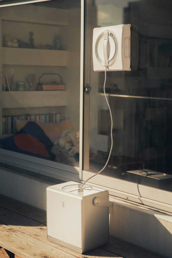 大容量バッテリー内蔵のポータブルステーションが一体化した「WINBOT W2 OMNI」。一回のフル充電で最大110分稼働する。 大容量バッテリー内蔵のポータブルステーションが一体化した「WINBOT W2 OMNI」。一回のフル充電で最大110分稼働する。