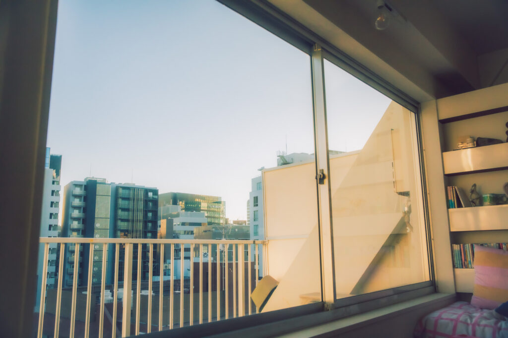 きれいな窓で、新しい年を。大切な人にも贈りたくなる、〈エコバックス〉の窓掃除ロボット。 きれいな窓で、新しい年を。大切な人にも贈りたくなる、〈エコバックス〉の窓掃除ロボット。