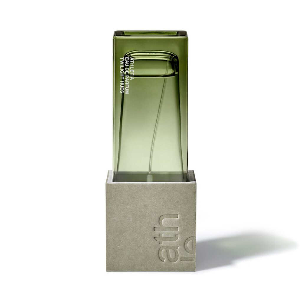 フレッシュなトップ、ミドルのカルダモン、ラストはパチュリやベチバーのスモーキーさ。黄昏時の情景が浮かんでくるような香りで、センチメンタルに浸りたい時に。 「アスレティア オードパルファン トワイライト ヒューズ」47ml ¥16,500 (アスレティア ☎︎0120-220-415) | フレッシュなトップ、ミドルのカルダモン、ラストはパチュリやベチバーのスモーキーさ。黄昏時の情景が浮かんでくるような香りで、センチメンタルな気分に浸りたい時に。
「アスレティア　オードパルファン　トワイライト ヒューズ」47ml　¥16,500（アスレティア　☎︎0120-220-415）