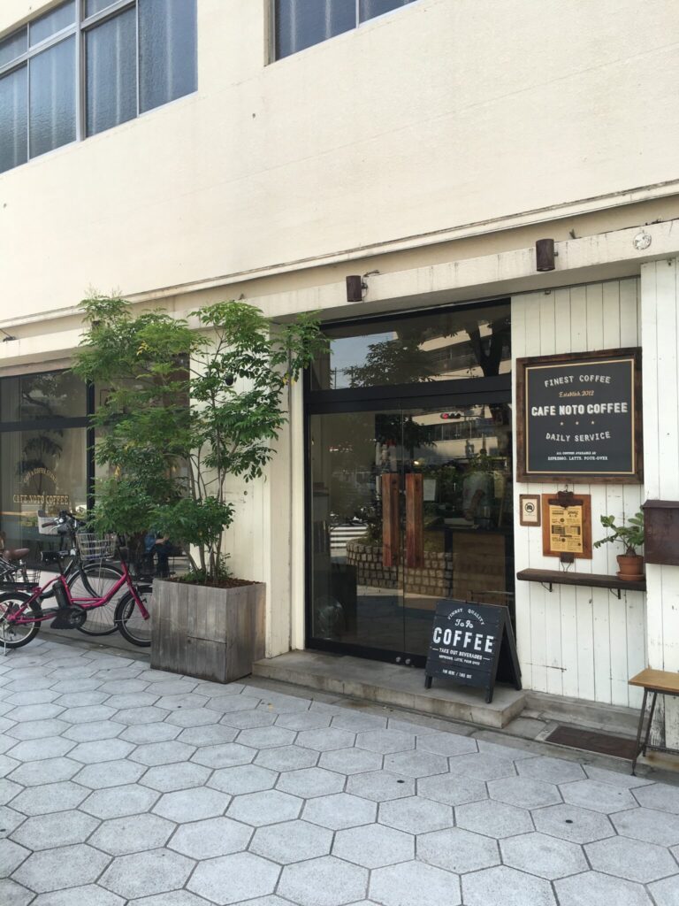 大阪・玉造『CAFENOTO COFFEE』で出合った、忘れられないダブルクラッチラテ。写真と文：石井ブレンド (お笑い芸人、『GOODFEELING COFFEE』オーナー) #1 | 初めて行った時に撮影した写真。今は外観も、店内も改装されています。