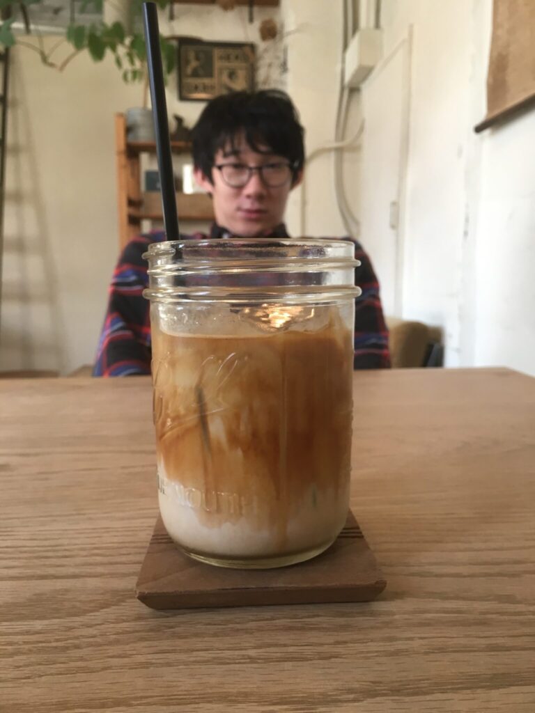 大阪・玉造『CAFENOTO COFFEE』で出合った、忘れられないダブルクラッチラテ。写真と文：石井ブレンド (お笑い芸人、『GOODFEELING COFFEE』オーナー) #1 | ロングコートダディの堂前くんと。