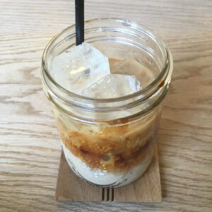 大阪・玉造『CAFENOTO COFFEE』で出合った、忘れられないダブルクラッチラテ。写真と文:石井ブレンド (お笑い芸人、『GOODFEELING COFFEE』オーナー) #1 大阪・玉造『CAFENOTO COFFEE』で出合った、忘れられないダブルクラッチラテ。写真と文:石井ブレンド (お笑い芸人、『GOODFEELING COFFEE』オーナー) #1