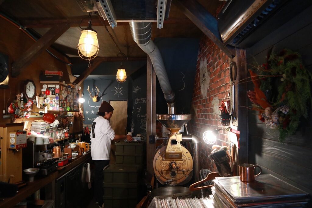 深煎り好きが行き着く先。東京・初台の『G☆P COFFEE ROASTER』へ。写真と文:石井ブレンド (お笑い芸人、『GOODFEELING COFFEE』オーナー) #2 | 店内の様子。(現在は焙煎機が焙煎所に移設されています) 深煎り好きが行き着く先。東京・初台の『G☆P COFFEE ROASTER』へ。写真と文:石井ブレンド (お笑い芸人、『GOODFEELING COFFEE』オーナー) #2 | 店内の様子。(現在は焙煎機が焙煎所に移設されています)