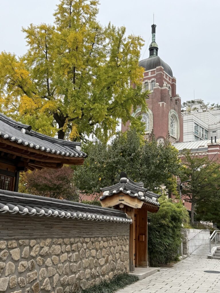 本誌でも紹介している、仁寺洞 (インサドン) にある『工藝長生壺 (ゴンイェジャンセンホ) 』の前の路地にて。韓屋とレンガ造りの教会が同居する韓国らしい風景。