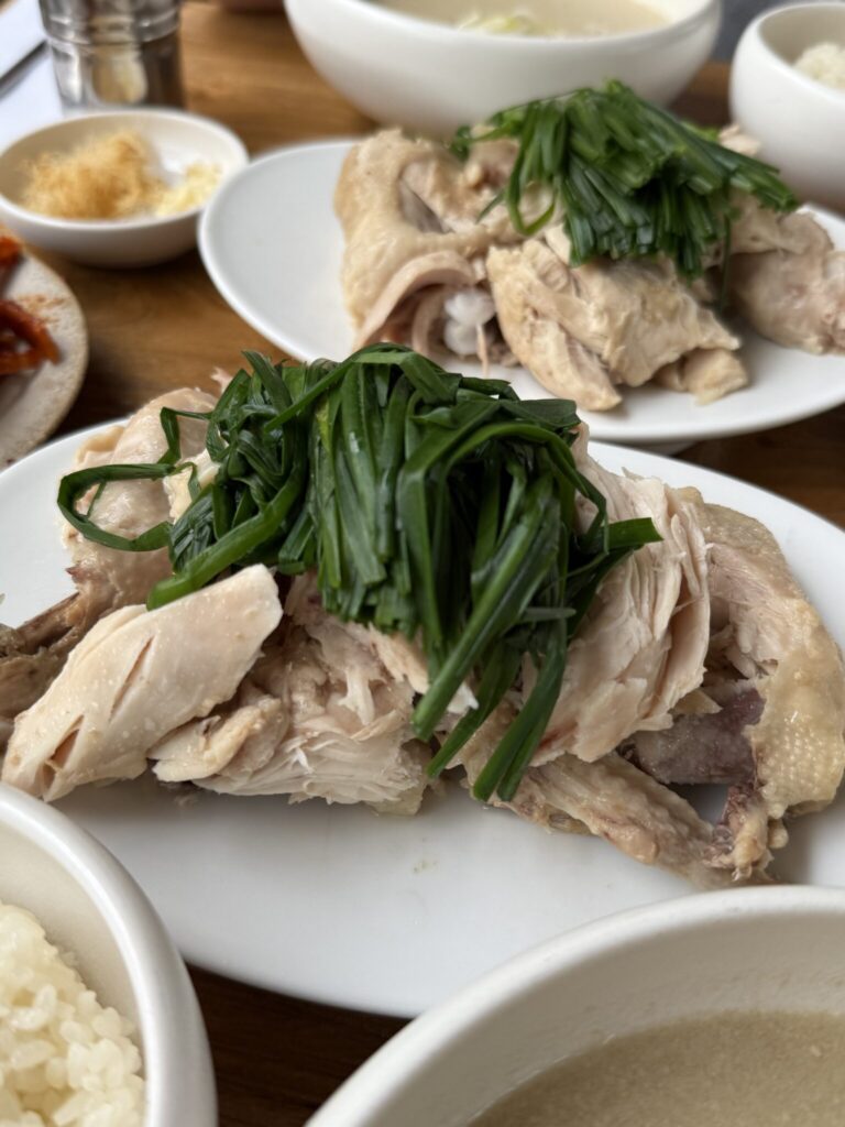 『無垢屋 (ムグオク) 』の北朝鮮式サムゲタン。鶏のホロホロ感だけでなく、手前に見切れているスープが濃厚でとにかく絶品。 | 『無垢屋（ムグオク）』の北朝鮮式サムゲタン。鶏のホロホロ感だけでなく、手前に見切れているスープが濃厚でとにかく絶品。