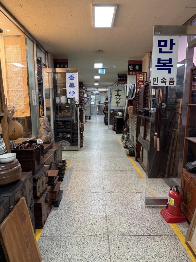 踏十里 (タプシムニ) 古美術街。本誌でもここにできた新しい店を紹介しています。 | 踏十里（タプシムニ）古美術街。本誌でもここにできた新しい店を紹介しています。