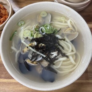 『チャニャンチッ (찬양집) 』のカルグクス。アサリとムール貝の出汁と麺のモチモチ感がちょうどいい塩梅。 | 『チャニャンチッ（찬양집）』のカルグクス。アサリとムール貝の出汁と麺のモチモチ感がちょうどいい塩梅。