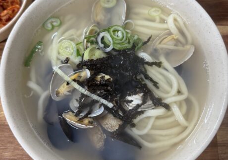 『チャニャンチッ (찬양집) 』のカルグクス。アサリとムール貝の出汁と麺のモチモチ感がちょうどいい塩梅。 | 『チャニャンチッ(찬양집)』のカルグクス。アサリとムール貝の出汁と麺のモチモチ感がちょうどいい塩梅。 『チャニャンチッ (찬양집) 』のカルグクス。アサリとムール貝の出汁と麺のモチモチ感がちょうどいい塩梅。 | 『チャニャンチッ(찬양집)』のカルグクス。アサリとムール貝の出汁と麺のモチモチ感がちょうどいい塩梅。