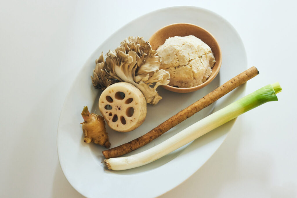 生姜と根菜のしっとり卯の花煮/おべんと屋さん〈75foods〉吉森なな子のレシピ帖 #2 | 今回、おからとともに用意したのは生姜、舞茸、蓮根、ごぼう、長ねぎ。根菜ときのこは好きなものを使ってもOKです。 生姜と根菜のしっとり卯の花煮/おべんと屋さん〈75foods〉吉森なな子のレシピ帖 #2