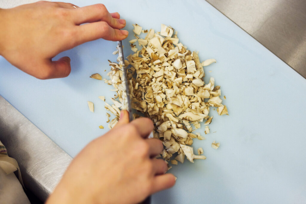 生姜と根菜のしっとり卯の花煮/おべんと屋さん〈75foods〉吉森なな子のレシピ帖 #3 | 舞茸は粗みじん切りにして香りを生かす。 生姜と根菜のしっとり卯の花煮/おべんと屋さん〈75foods〉吉森なな子のレシピ帖 #3 | 舞茸は粗みじん切りにして香りを生かす。