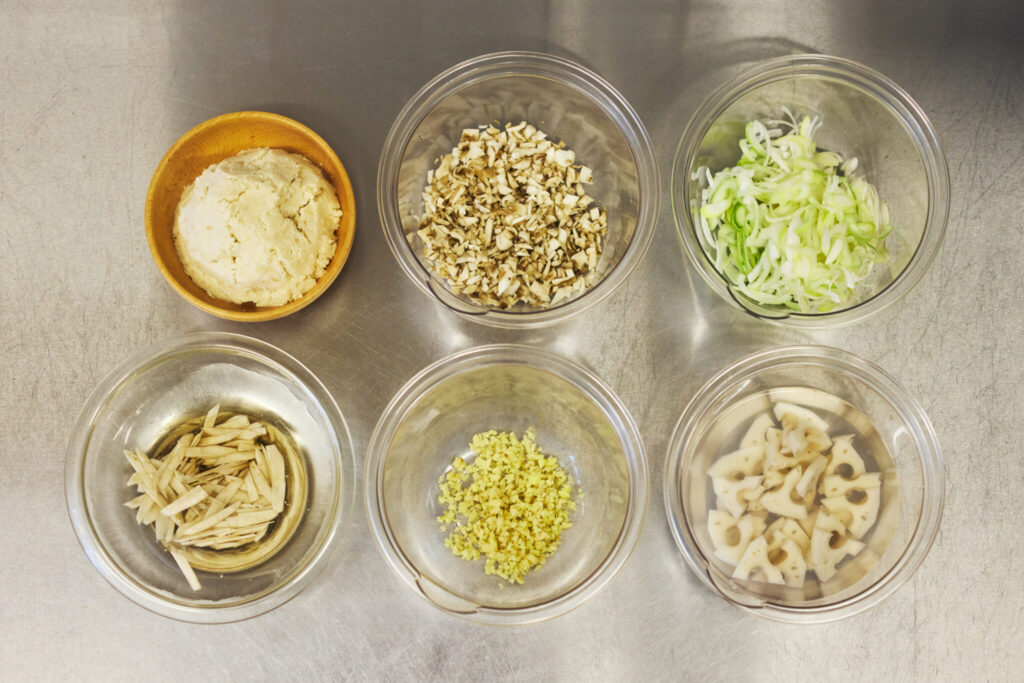 生姜と根菜のしっとり卯の花煮/おべんと屋さん〈75foods〉吉森なな子のレシピ帖 #4 | カット済みの様子はこんな感じ。蓮根は大きめ、がポイント。 生姜と根菜のしっとり卯の花煮/おべんと屋さん〈75foods〉吉森なな子のレシピ帖 #4 | カット済みの様子はこんな感じ。蓮根は大きめ、がポイント。