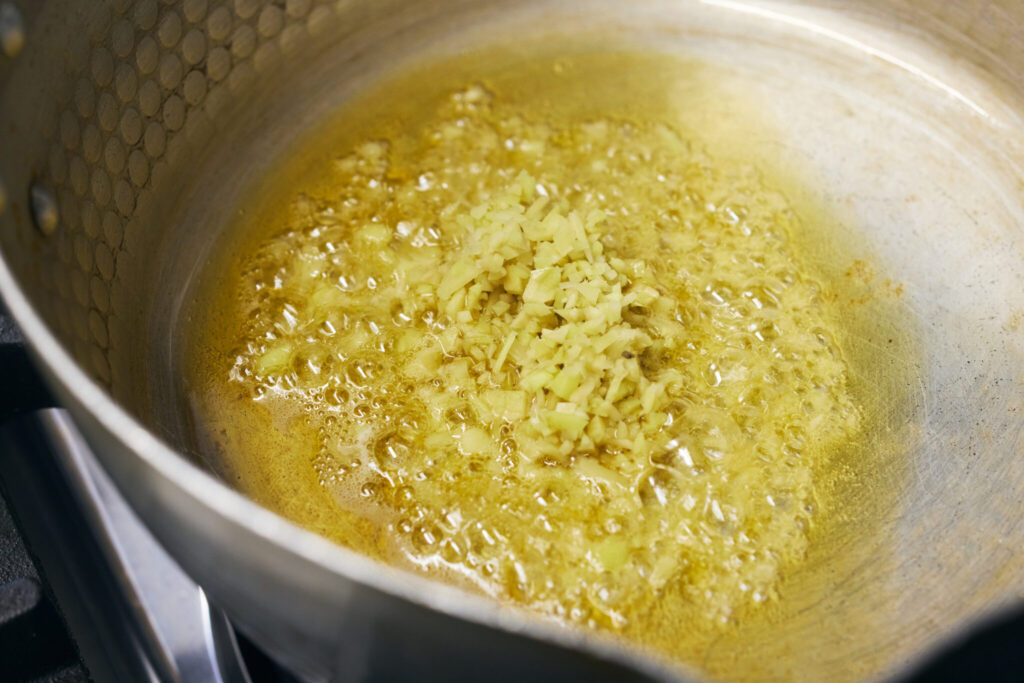 生姜と根菜のしっとり卯の花煮/おべんと屋さん〈75foods〉吉森なな子のレシピ帖 #5 | 生姜は焦げない程度に炒めて、爽やかさを残す。 生姜と根菜のしっとり卯の花煮/おべんと屋さん〈75foods〉吉森なな子のレシピ帖 #5 | 生姜は焦げない程度に炒めて、爽やかさを残す。