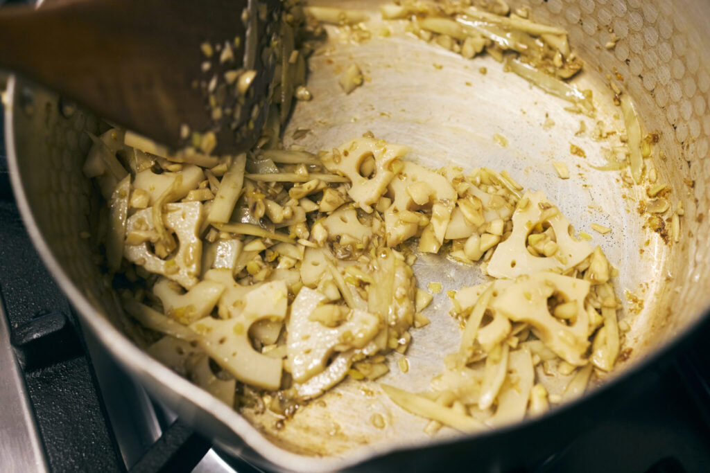 生姜と根菜のしっとり卯の花煮/おべんと屋さん〈75foods〉吉森なな子のレシピ帖 #6 | 根菜が少し色づいてきたら炒め完了。 生姜と根菜のしっとり卯の花煮/おべんと屋さん〈75foods〉吉森なな子のレシピ帖 #6 | 根菜が少し色づいてきたら炒め完了。