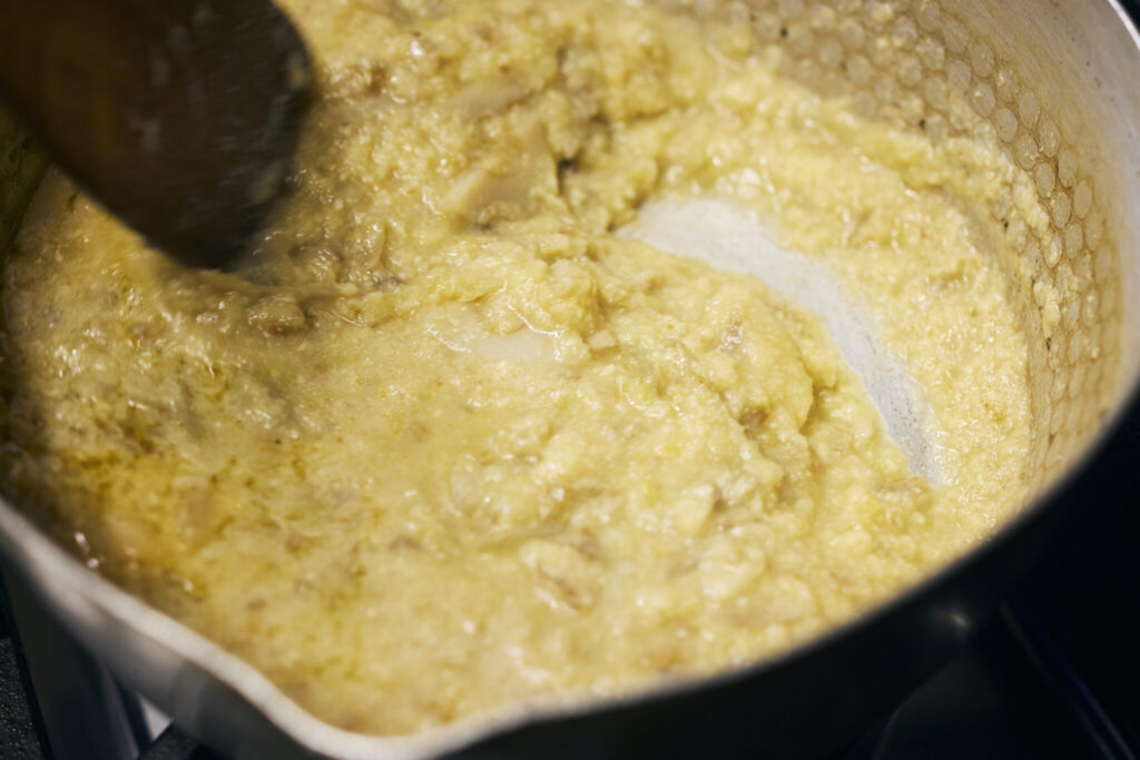 生姜と根菜のしっとり卯の花煮/おべんと屋さん〈75foods〉吉森なな子のレシピ帖 #7 | 調味料や米油を投入した直後は水分が残る状態。ここから煮詰めていく。 生姜と根菜のしっとり卯の花煮/おべんと屋さん〈75foods〉吉森なな子のレシピ帖 #7 | 調味料や米油を投入した直後は水分が残る状態。ここから煮詰めていく。