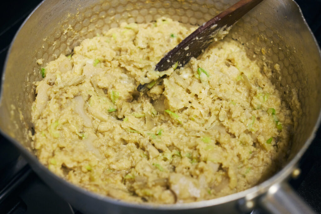 生姜と根菜のしっとり卯の花煮/おべんと屋さん〈75foods〉吉森なな子のレシピ帖 #8 | 完成の目安はこちら。ずいぶん水分が飛んだのがわかります。 生姜と根菜のしっとり卯の花煮/おべんと屋さん〈75foods〉吉森なな子のレシピ帖 #8 | 完成の目安はこちら。ずいぶん水分が飛んだのがわかります。