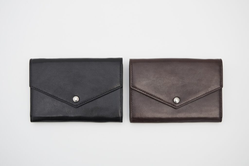 カラーは、ブラックとブラウンの2色展開。