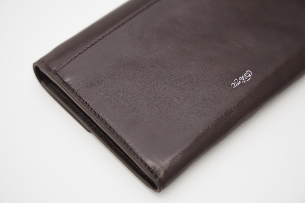 背面にはブランドのロゴが刻印されている。