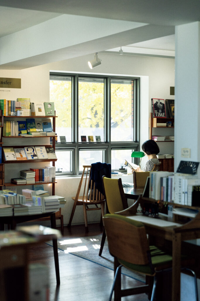 個人書店が増え、本と出合う場所が多様化しているソウル。コーヒー＆お酒、クラシック音楽、アートと、スタイルがある本屋を巡りました。