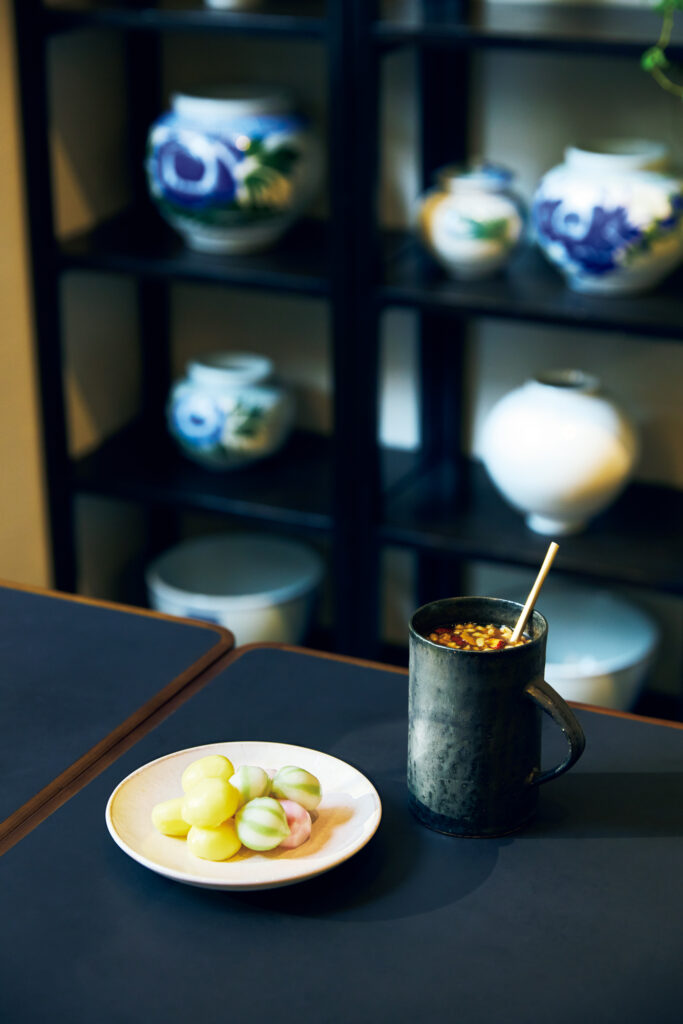 現地でしか味わえない、できたてのトックと伝統茶。地元の人にも愛されている店を、『山水和 (サンスファ) TEA HOUSE』のチョン・ヘジョさんに教えてもらいました。 | 現地でしか味わえない、できたてのトックと伝統茶。地元の人にも愛されている店を、『山水和（サンスファ） TEA HOUSE』のチョン・ヘジョさんに教えてもらいました。