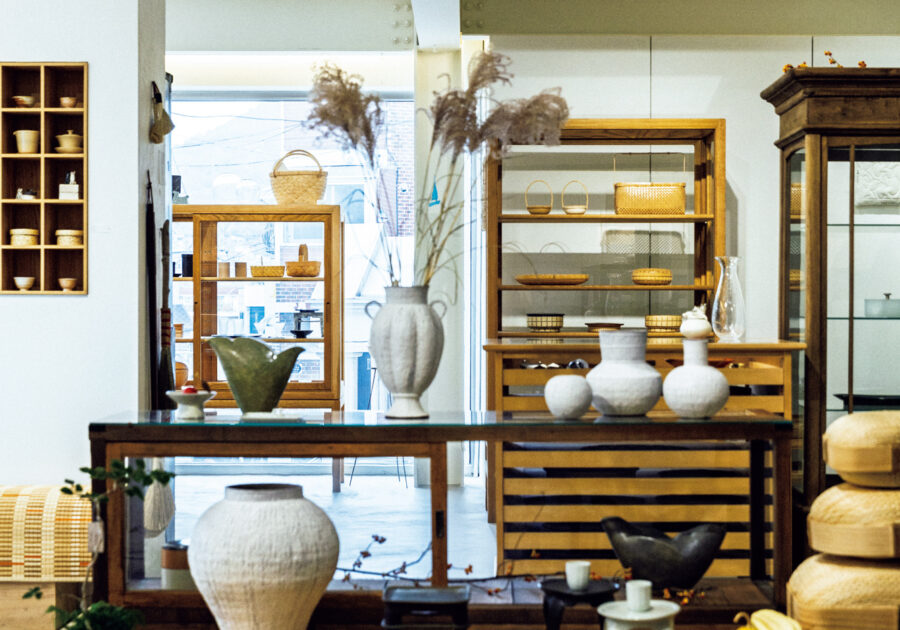 韓国の作家による器を中心に日用品をセレクトするショップ『WOL』を営むチョ・ソンリムさんに聞いた、美しい工芸や日用雑貨がある店へ。写真の店は『TWL Thing We Love』。 韓国の作家による器を中心に日用品をセレクトするショップ『WOL』を営むチョ・ソンリムさんに聞いた、美しい工芸や日用雑貨がある店へ。写真の店は『TWL Thing We Love』。