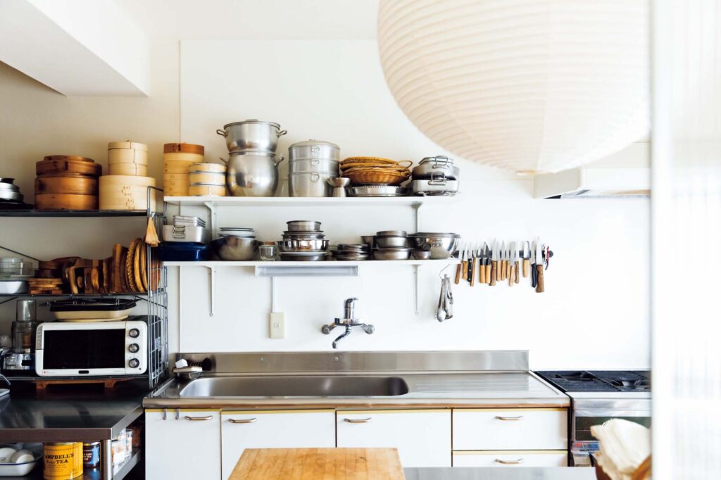 145_p091-098_BinB_02 | 愛用の道具が並ぶ台所。消耗品のパッケージは処分して、使いやすくまとめる。 145_p091-098_BinB_02